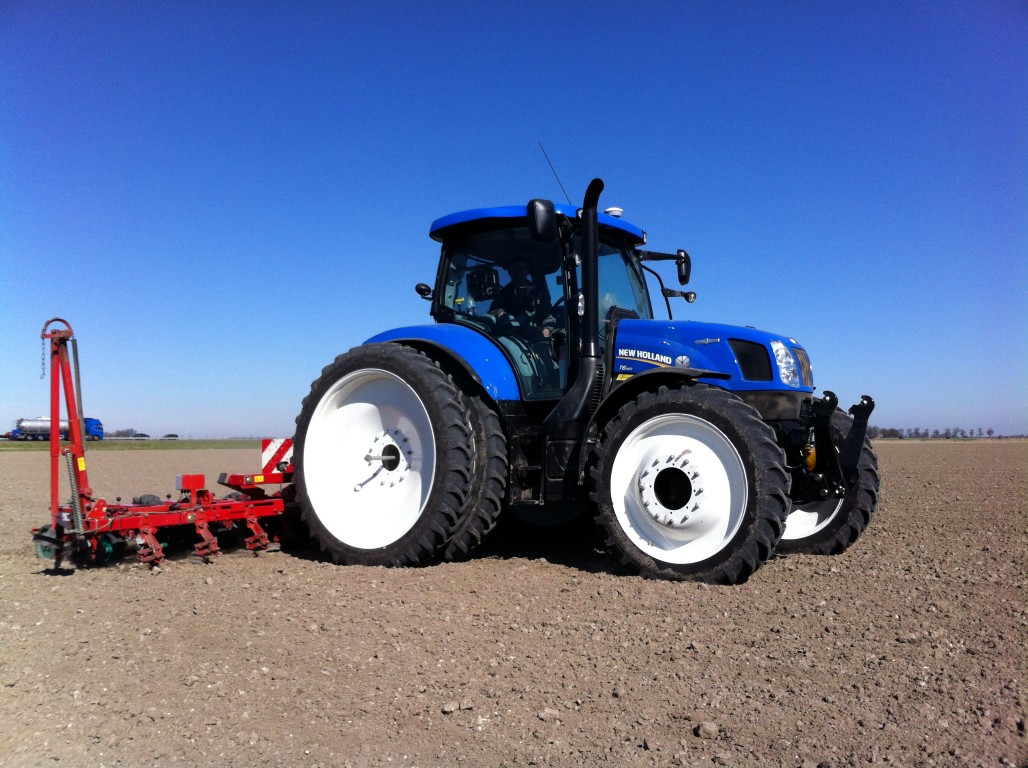 Tractor van Loonbedrijf Vedelaar op het land